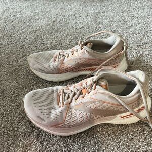 Brooks adrenaline 21 Women 9(M) used
